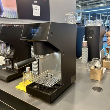 Prekvapovač na kávu Victoria Arduino Pure Brew + je štýlové zariadenie, ktoré zaručuje skvelý zážitok z pitia kávy.