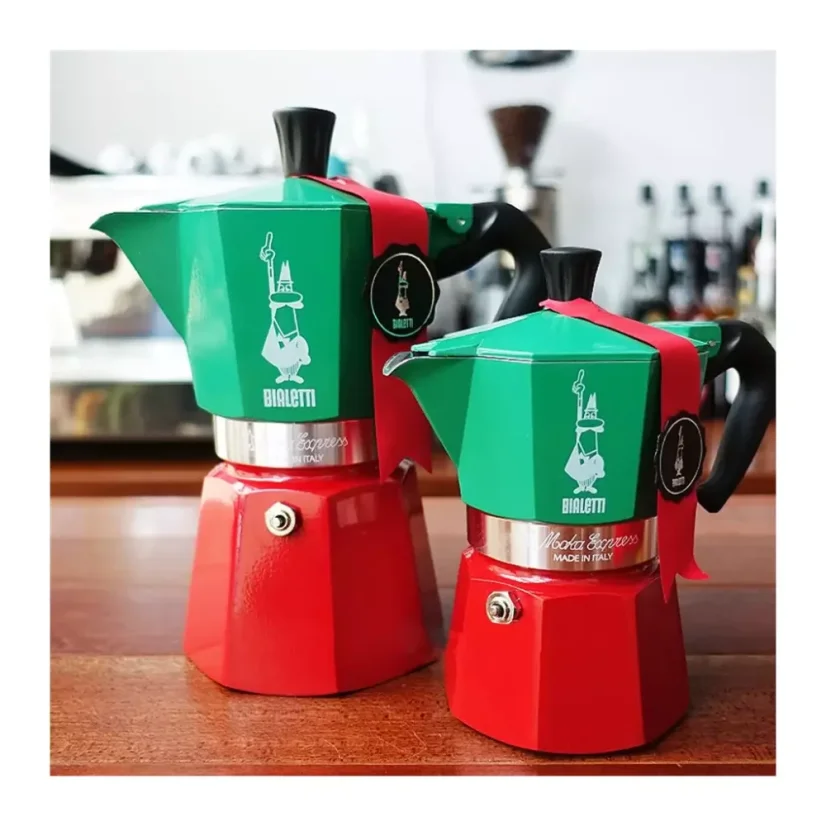 La Bialetti Moka Express Italia pour 6 tasses est une cafetière moka élégante qui utilise le gaz comme source de chaleur.