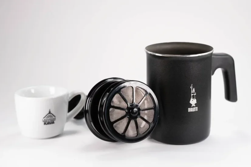 Doppeltes Milchaufschäumsieb in schwarzer Ausführung von Bialetti Tuttocrema mit einem Volumen von 330ml auf weißem Hintergrund zusammen mit einer Tasse mit einem Logo.