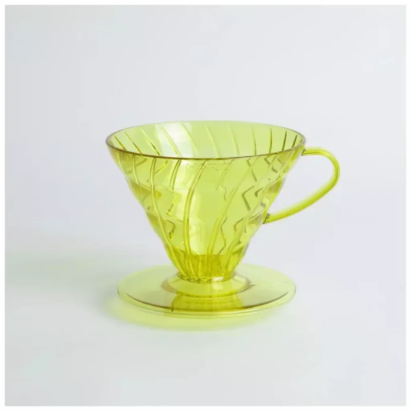 Porte-filtre en plastique jaune Hario V60-02 pour préparer 2-4 tasses de café.