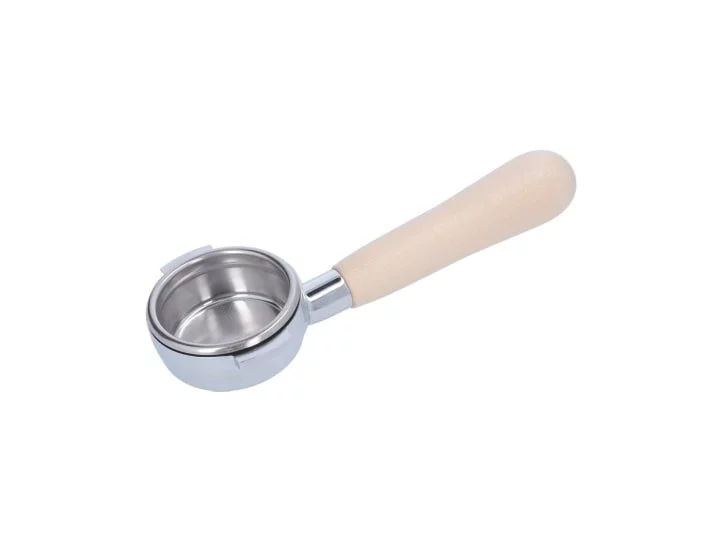 Portafiltres en argent Edo avec une poignée en bois sur fond blanc.