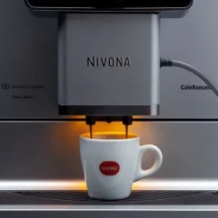Automaattinen Nivona NICR 970 -kahvinkeitin, jossa on sisäänrakennettu mylly kahvipavuille, sopii kotikäyttöön.