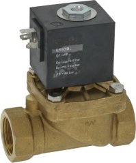 Elektromagnéitesche Ventill L153 D5, ø 1" FF, 230 V, méi groussen Messingkierper mat schwaarzer Spull an zwou Schrauwen.