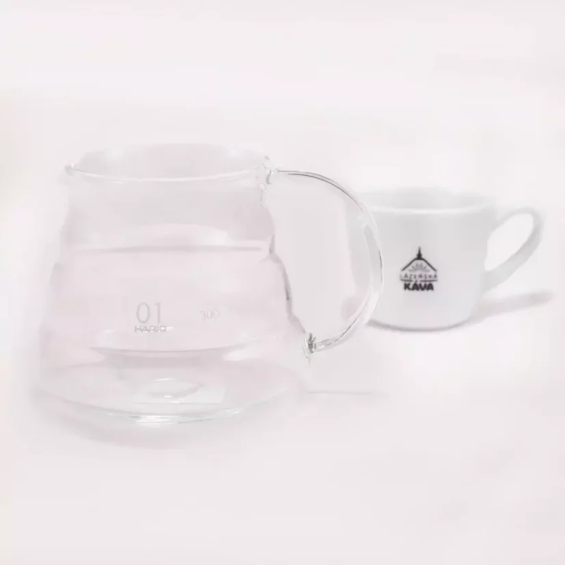 Glazen koffiekan voor het bereiden van V60 koffie van Hario en op de achtergrond een porseleinen kopje.