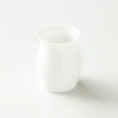 Origami Sensory Becher aus weißem Porzellan.