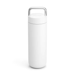 Tasse de voyage pratique Fellow Carter Carry au design blanc.