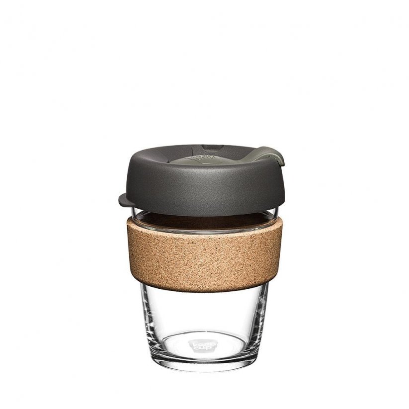 Tasse à café en verre Keepcup avec support en liège et couvercle gris.