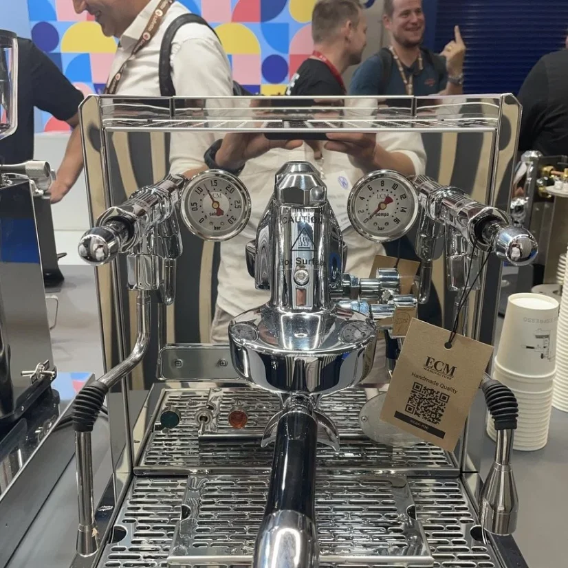Kaffeemaschine ECM Synchronika aus der Kategorie der Hebel-Espressomaschinen, ideal für die Zubereitung eines köstlichen Caffè Latte.