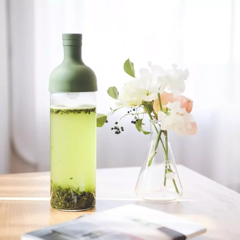 Bouteille en verre Hario Cold Brew Tea Filter-In en vert d'une capacité de 750 ml, idéale pour préparer du thé glacé.