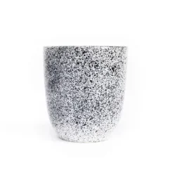 Biały kubek Aoomi Mess Mug 02 o pojemności 330 ml, idealny do parzenia kawy lub herbaty.