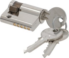 Schlossaset, eng zylindresch Aset aus poléiertem Metall mat zwee Schlësselen. Schlossaset, eng zylindresch Aset aus poléiertem Metall mat zwee Schlësselen.
