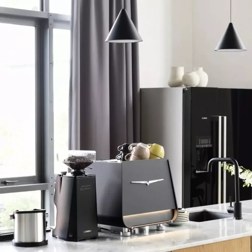 Čierny espresso mlynček na kávu Victoria Arduino Eagle One Prima.