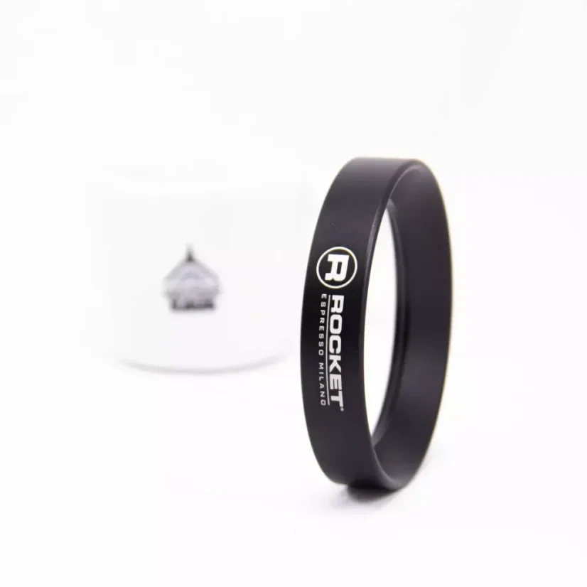 Entonnoir noir Rocket Espresso avec un diamètre de 58,55 mm, idéal pour le dosage précis du café moulu dans la machine à café.