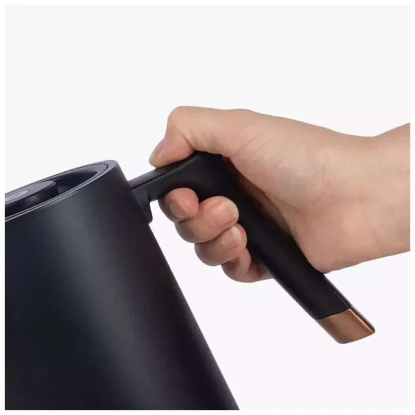 Digitálny rýchlovarný kanvica Timemore Fish Smart Pour Over Thin v čiernej farbe ponúka ochranu proti prehriatiu, čo zaisťuje bezpečné varenie vody na prípravu obľúbených nápojov.