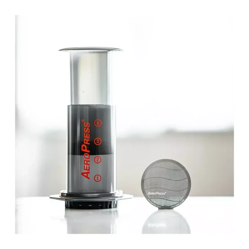Aeropress vedľa nerezového filtra.
