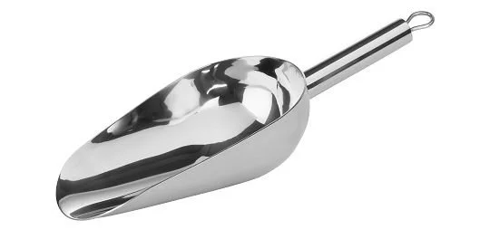 Louche en inox pour café sur fond blanc