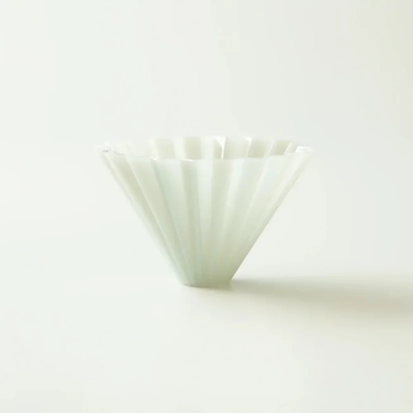 Plastový dripper Origami Air v veľkosti M. Matné sivé prevedenie.