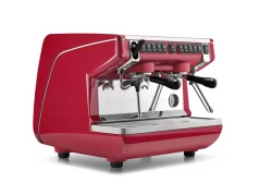 Profesionálny pákový kávovar Appia Life Compact 2GR v výraznej červenej farbe, ideálny na prípravu caffè latte.