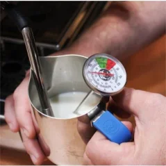 Detalle de la medición de temperatura de la leche con un termómetro de Rhinowares.