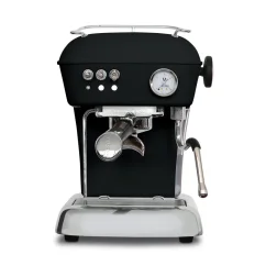 Domáci pákový kávovar Ascaso Dream ONE v elegantnej tmavo čiernej farbe, ideálny pre prípravu lahodného Americano.