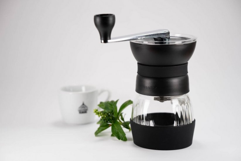 Handmühle Hario Skerton Pro, Blume und eine Tasse Wellness-Kaffee