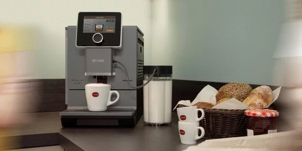 Luxusný automatický kávovar Nivona NICR 970, ideálny na prípravu lahodného Caffè latte.