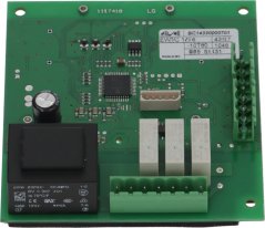 Displayplack mat Knäppercher, donkel Plack mat engem Ausgangsstecker an engem Relais, vu hannen gesinn. Displayplack mat Knäppercher, donkel Plack mat engem Ausgangsstecker an engem Relais, vu hannen gesinn.