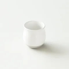 Tasse blanche au goût de Pinot en origami. Tasse blanche au goût de Pinot en origami.