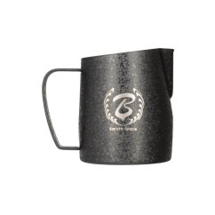 Konvička na šľahanie mlieka Barista Space Ice Grain Black 450 ml.