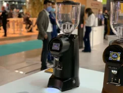 Espressový mlynček na kávu Eureka Helios 80 v čiernej farbe s nastaviteľným dávkovaním.