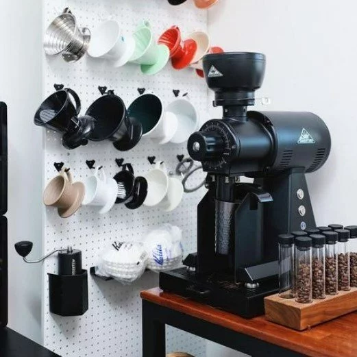 Mahlkönig EK43S coffee grinder in elegant black color with high rotation speed of 1450 RPM for quick and efficient coffee grinding.