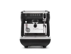 Kaffismaschinn Nuova Simonelli Appia Life 1GR an enger stilvoller schwaarzer Faarf, entworf fir professionellt Benotzen.