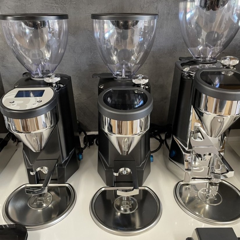 Espresso dzirnavas Rocket Espresso FAUSTO 2.1 melnā krāsā ar praktisko taimera/stopera funkciju precīzai maltas kafijas dozēšanai.