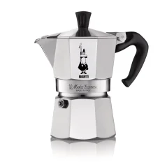 Cafetière argentée Bialetti Moka Express pour 3 tasses sur un fond blanc, vue de côté
