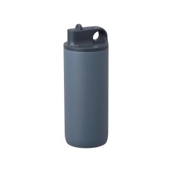 Bouteille isotherme stylée Kinto Active en bleu. Capacité de 600 ml. Bouteille isotherme stylée Kinto Active en bleu. Capacité de 600 ml.