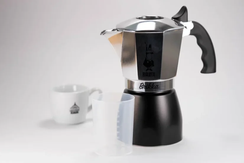 Assistant à café élégant noir et argenté