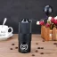 Schwarze Hand-Kaffeemühle von Barista Space, ideal für die Zubereitung von Filterkaffee.