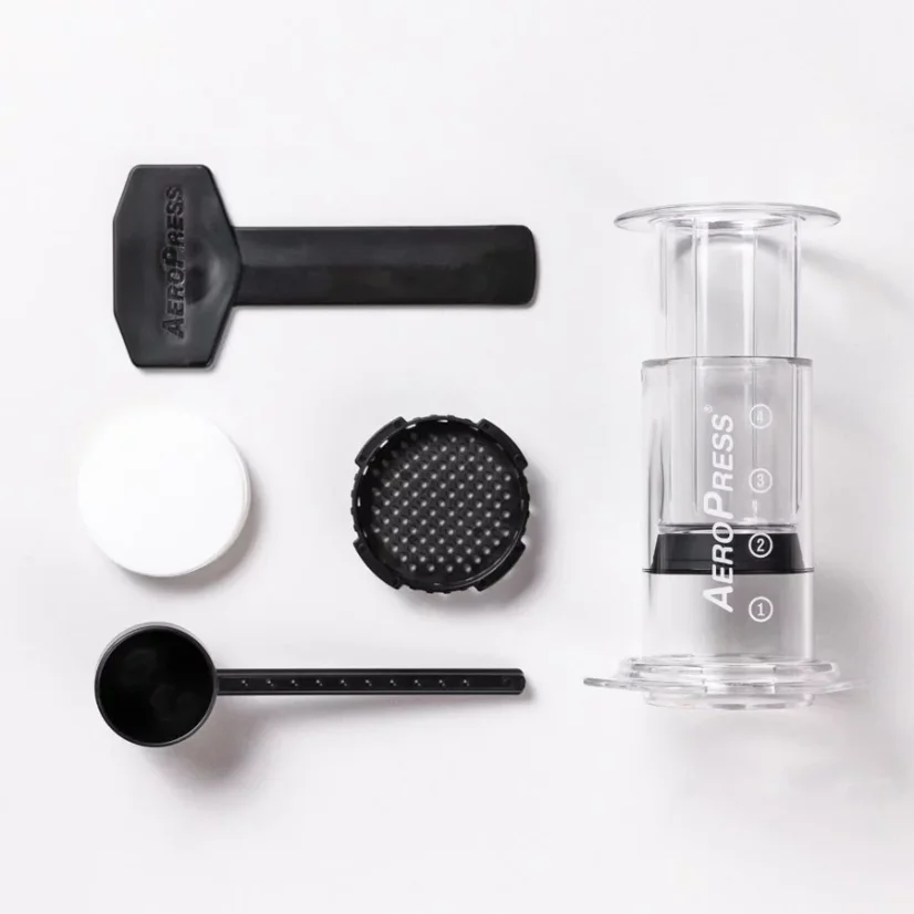 Súčasťou balenia Aeropressu Clear je dávkovacia lyžička, miešadlo a 100 papierových filtrov.