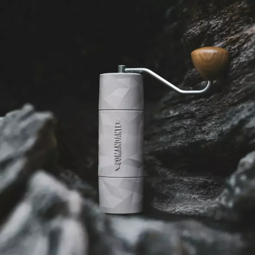 Manual coffee grinder Comandante X25 Trailmaster with 39 mm grinding stones, perfect for preparing perfectly ground coffee.