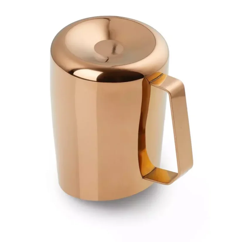 Ružová mosadzná mliečna kanvica Barista & Co o objeme 600 ml, vyrobená z nehrdzavejúcej ocele.