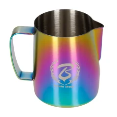 Jarro Rainbow da Barista Space em aço inoxidável para leite, com capacidade de 350 ml, sobre um fundo branco.