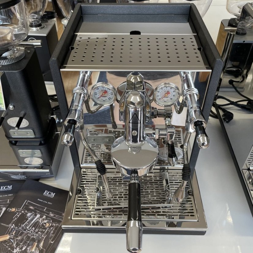 Kávovar ECM Synchronika v antracitovej farbe, nemecká kvalita, ideálny pre domácu prípravu espressa.