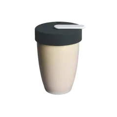 Porcelán utazó bögre Loveramics Nomad elefántcsont színben, 250 ml űrtartalommal, autó italtartójába illő.