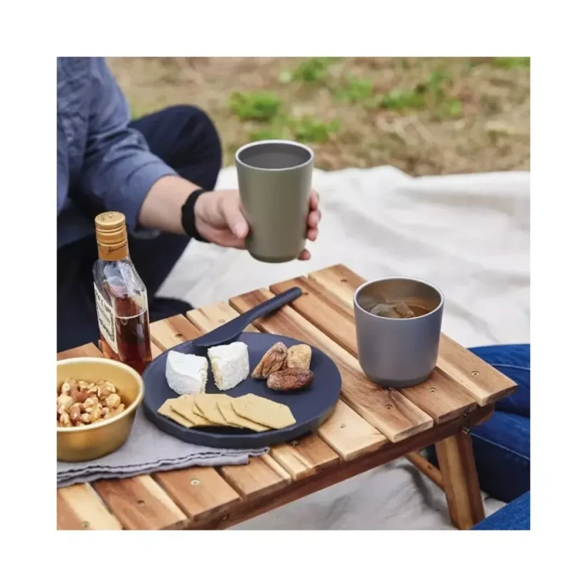 Le Kinto To Go Tumbler est une tasse thermique pratique de couleur kaki d'une capacité de 360 ml, idéale pour préparer votre boisson préférée en déplacement.