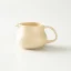 Serveur à café de couleur beige.