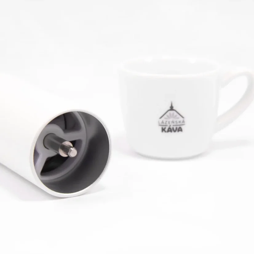 Ručný mlynček na kávu Timemore Chestnut C2 Max v bielej farbe, ideálny na prípravu čerstvo mletej kávy na cestách.