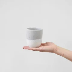 Ceașcă pentru caffe latte Aoomi Mug 02W cu un volum de 330 ml din seria Haze.
