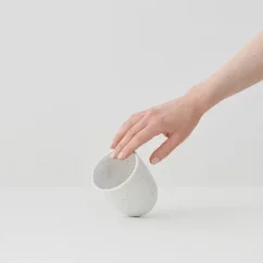 Hrnček Aoomi Salt Mug A02 v bielej farbe s objemom 330 ml ideálny na prípravu filtru a čaju. Hrnček Aoomi Salt Mug A02 v bielej farbe s objemom 330 ml ideálny na prípravu filtru a čaju.