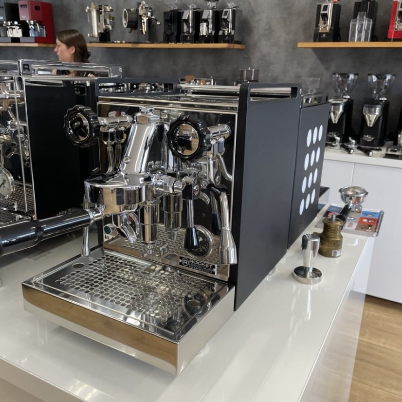 Kávovar Rocket Espresso Mozzafiato Cronometro R v čiernom prevedení, ideálny na prípravu teplého mlieka a ďalších nápojov.