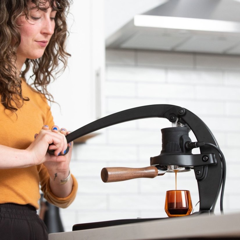 Domáci pákový kávovar Flair 58+ od značky Flair Espresso s integrovaným manometrom pre presné meranie tlaku.